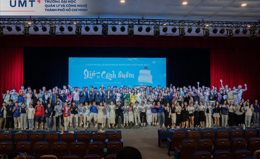 “GIÓ VÀ CÁNH BUỒM” - MÓN QUÀ NGHỆ THUẬT Ý NGHĨA CỦA SINH VIÊN UMT DÀNH TẶNG THẦY CÔ