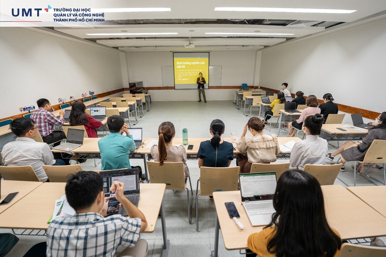 Học đại học khai phóng là một sự lãng phí thời gian và tiền bạc 